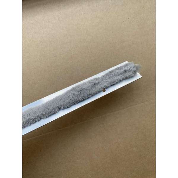 dorpelstrip zilver met borstel 95 cm schroefbaar dorpelstrip zilver met borstel 95 cm schroefbaar