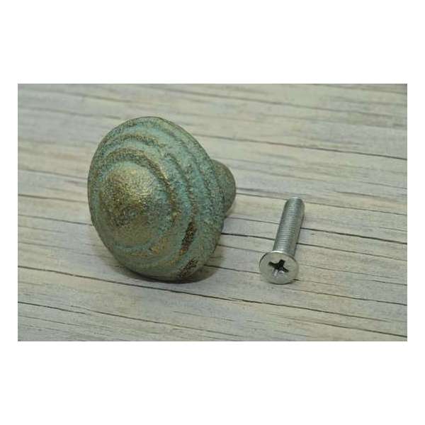 Kolony Kast- /Deurknop, Gietijzer mint groen, steekt 3,5 cm naar voren. Kolony Kast- /Deurknop, Gietijzer mint groen, steekt 3,5 cm naar voren.