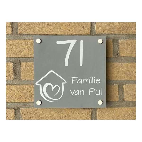 Naambordje voordeur huis met hartje Naambordje voordeur huis met hartje