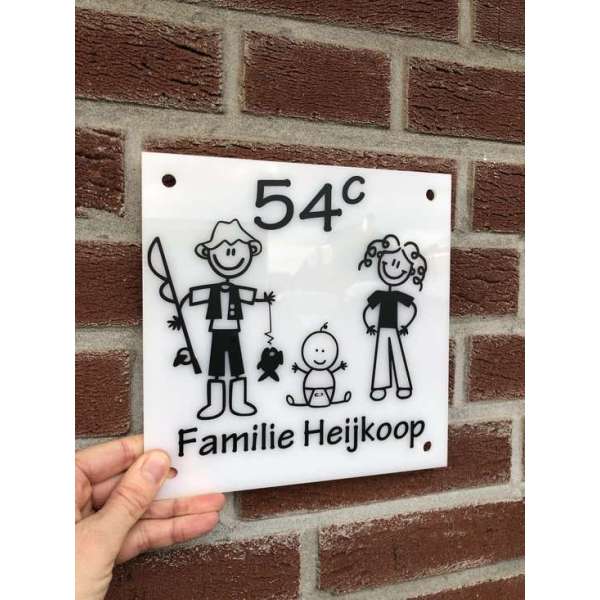 Naambordje Familie - Wit opaal plexiglas - 20 cm x 20 cm - keuze uit diverse figuurtjes Naambordje Familie - Wit opaal plexiglas - 20 cm x 20 cm - keuze uit diverse figuurtjes