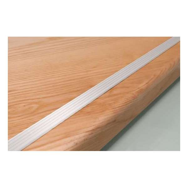 Unistair Trapprofiel WIT rol zelfklevende antislip tape 1.6cm X 15 meter. Nú met afstandhouder! Unistair Trapprofiel WIT rol zelfklevende antislip tape 1.6cm X 15 meter. Nú met afstandhouder!