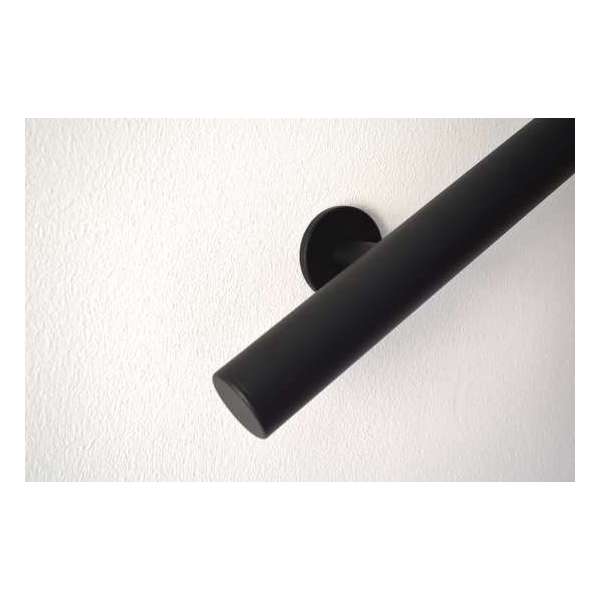 Zwarte trapleuning gepoedercoat zwart RAL 9005 rond 42,5 mm met twee vlakke ophangsteunen, 100 cm Zwarte trapleuning gepoedercoat zwart RAL 9005 rond 42,5 mm met twee vlakke ophangsteunen, 100 cm
