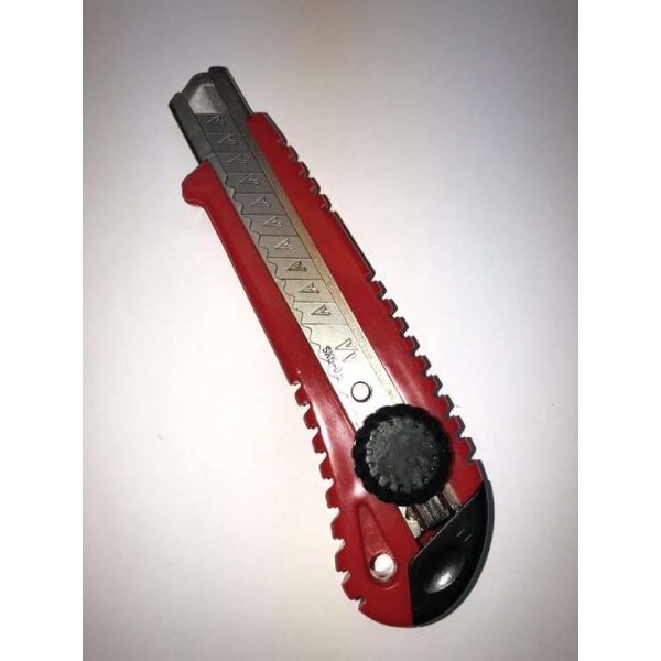 Afbreekmes 18 mm traploss verstelbaar door wieltjesmechanisme. Afbreekmes 18 mm traploss verstelbaar door wieltjesmechanisme.